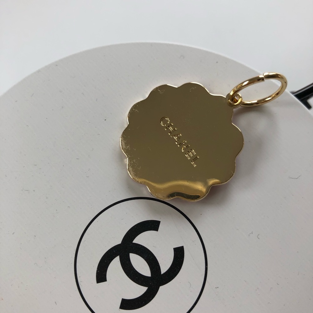 CHANEL Pink Pearl Gold Camellia Flower Limited Edition 2026 Charm NEW - Picture 3 of 5